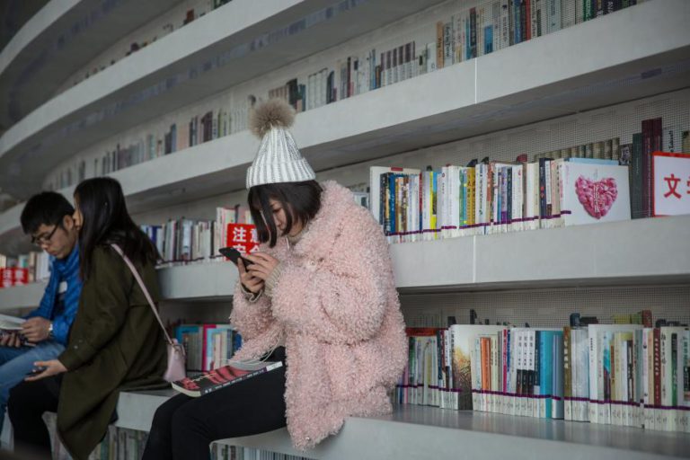 ESCRITORA DE ROMANCE ERÓTICO ‘GAY’ CONDENADA A MAIS DE 10 ANOS DE PRISÃO NA CHINA