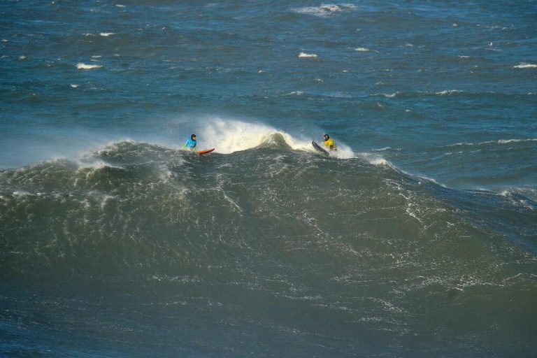 JOÃO DE MACEDO E ALEX BOTELHO NA FINAL DA PROVA DE ONDAS GIGANTES NA NAZARÉ