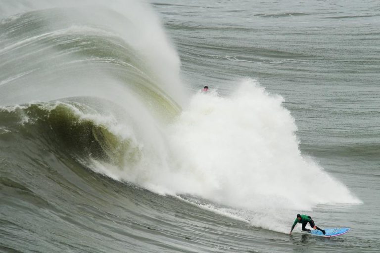 PROVA DA NAZARÉ DO CIRCUITO MUNDIAL DE ONDAS GIGANTES DISPUTADA NA SEXTA-FEIRA