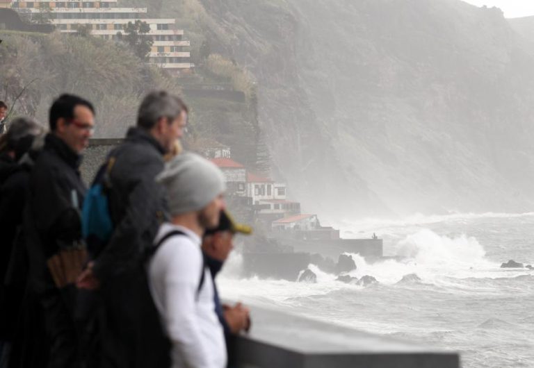 PREVISÕES APONTAM PARA ONDAS ATÉ 11 METROS NA MADEIRA DEVIDO A MAU TEMPO