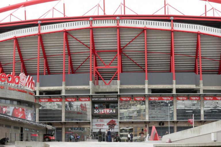 BENFICA MULTADO PELA UEFA POR TER ESCADAS BLOQUEADAS NA RECEÇÃO AO AJAX