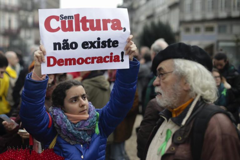 MANIFESTAÇÃO EM LISBOA RECLAMA UM POR CENTO DA DESPESA PÚBLICA PARA A CULTURA