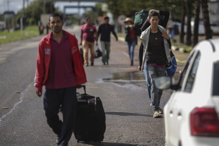 CEM REFUGIADOS VENEZUELANOS FORMAM-SE EM CURSOS PROFISSIONAIS NO BRASIL