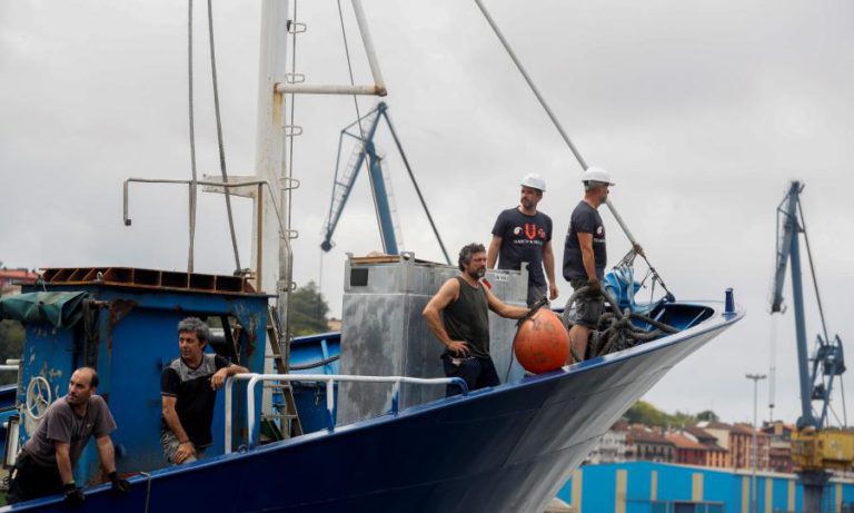 NAVIO HUMANITÁRIO ESPANHOL “AITA MARI” PRESSIONA MADRID PARA PODER NAVEGAR
