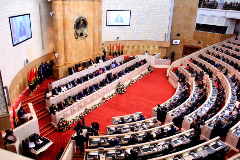 PARLAMENTO ANGOLANO APROVOU NA GENERALIDADE OGE19 COM ABSTENÇÃO DA OPOSIÇÃO