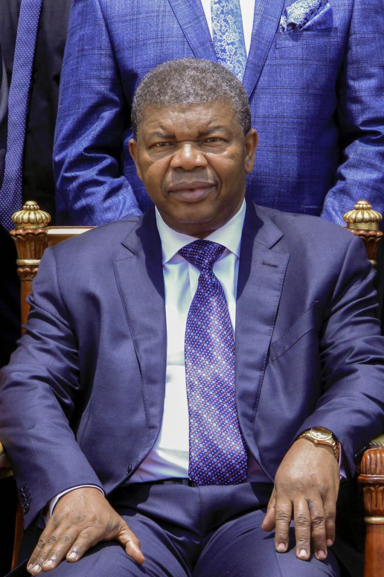 PR DE ANGOLA EXTINGUE EMPRESA ESTATAL DE MECANIZAÇÃO AGRÍCOLA E PRIVATIZA CAFANGOL