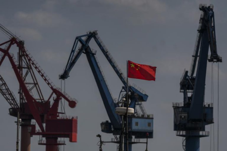 RETALHO E IMOBILIÁRIO ABRANDAM NA CHINA, MAS PRODUÇÃO E INVESTIMENTO AUMENTAM