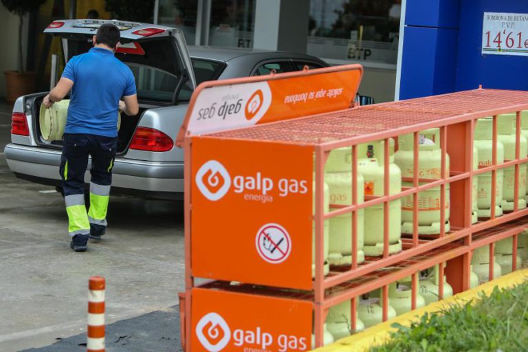 PORTUGUESES VÃO A ESPANHA COMPRAR GARRAFAS DE GÁS A QUASE METADE DO PREÇO