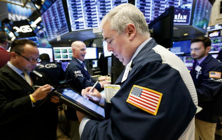 WALL STREET FECHA EM ALTA GRAÇAS A PETRÓLEO E TECNOLOGIA