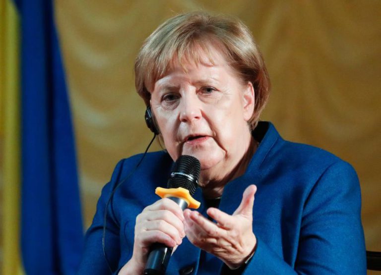 MERKEL DEFENDE MANUTENÇÃO DE SANÇÕES IMPOSTAS À RÚSSIA EM VISITA À UCRÂNIA