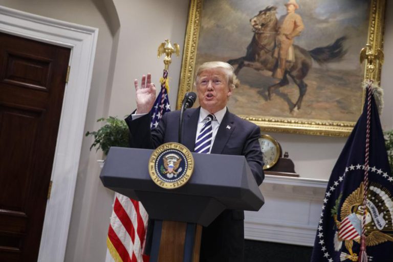 TRUMP DIZ QUE MILITARES NA FRONTEIRA COM MÉXICO DEVEM ABRIR FOGO SE FOREM APEDREJADOS