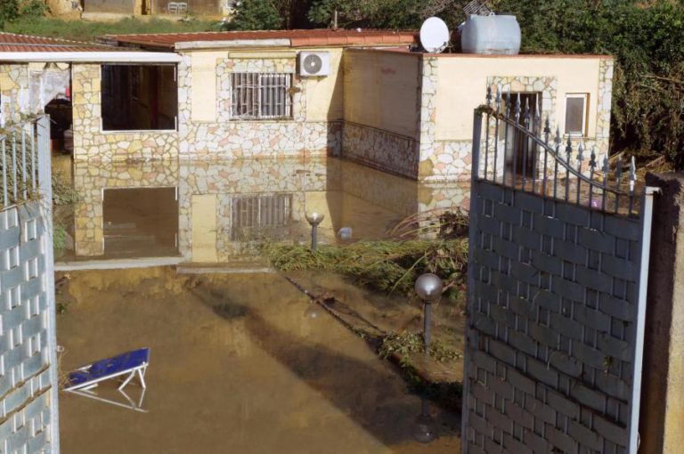 MAU TEMPO NA ILHA ITALIANA DE SICÍLIA MATA 12 PESSOAS