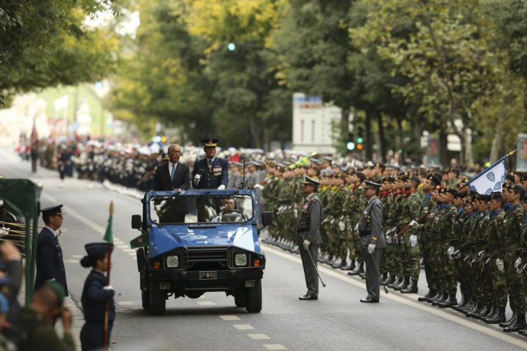 MILHARES DE CURIOSOS DE VÁRIAS IDADES ENCHEM AVENIDA PARA VER DESFILE MILITAR EM LISBOA