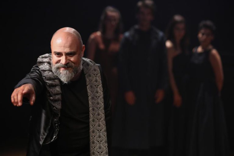 MITO DE D. JUAN SUBVERTE OS “CINCO NÃOS” DO ESTADO NOVO EM COMÉDIA DE PEDRO GIL