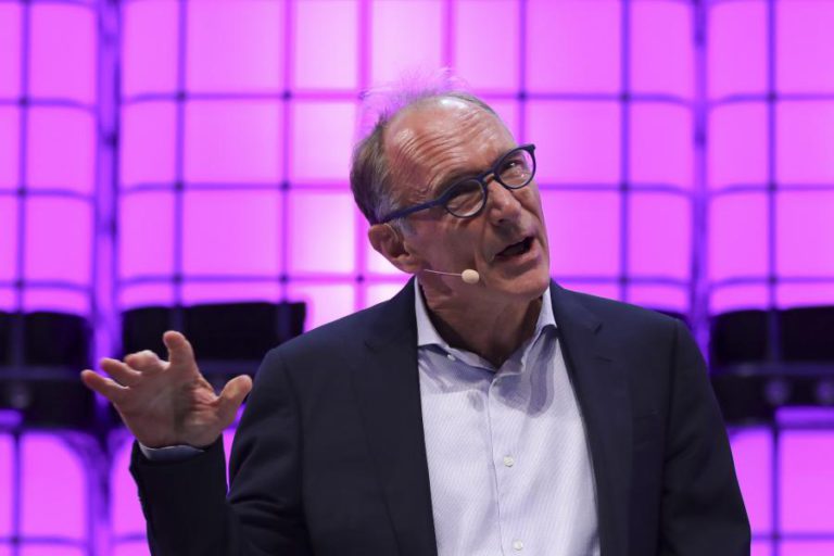 CRIADOR DA ‘WEB’ DEFENDE CONTRATO PARA TORNAR INTERNET “NUM SÍTIO MELHOR”