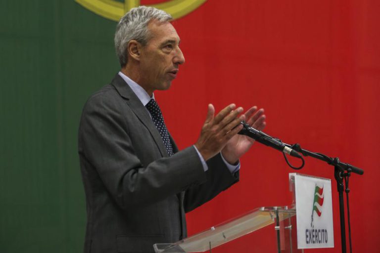 “QUEM QUISER INVENTAR UM EXÉRCITO EUROPEU, TEM DE INVENTAR DINHEIRO PARA O PAGAR”