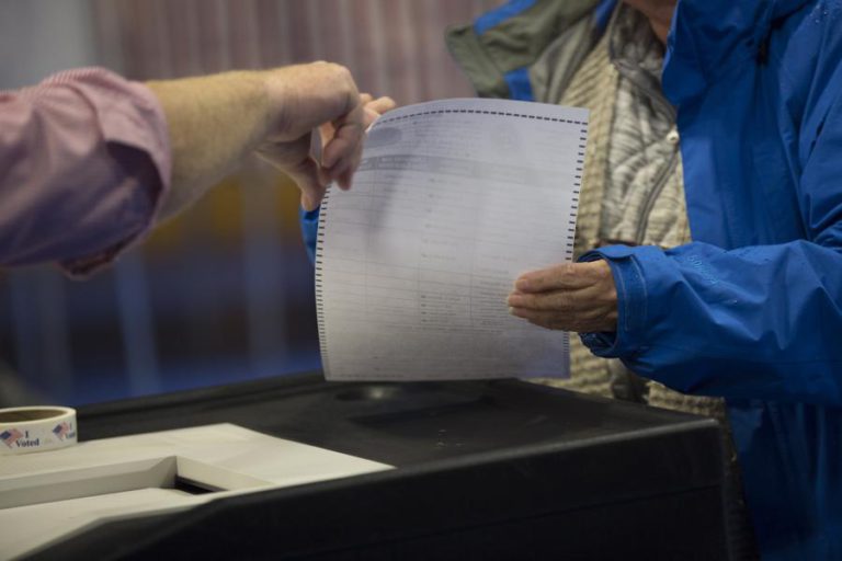 ENCERRARAM AS PRIMEIRAS ASSEMBLEIAS DE VOTO NOS ESTADOS UNIDOS