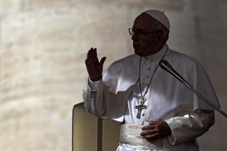 PAPA ELOGIA JORNALISTAS QUE REALIZAM JORNALISMO DE “PESSOAS PARA PESSOAS”