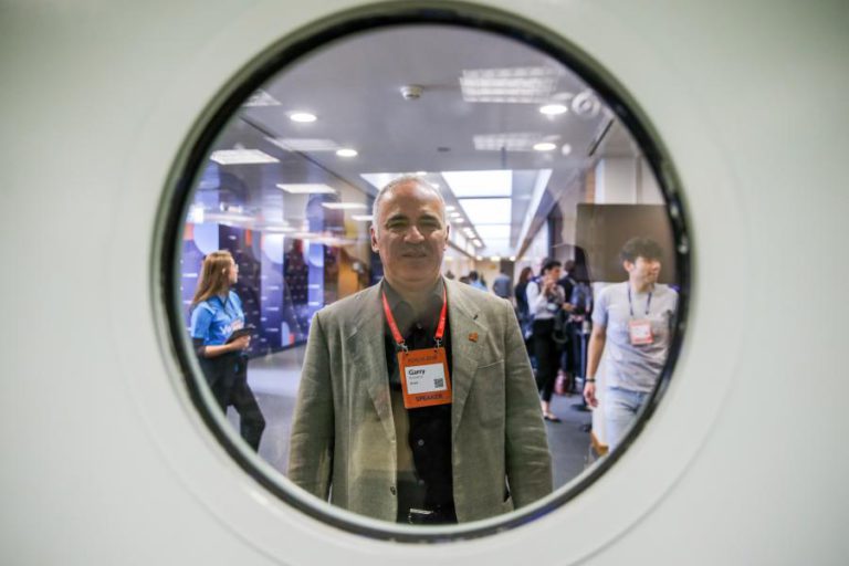 GARRY KASPAROV ALERTA PARA “INDÚSTRIA MASSIVA DE ‘FAKE NEWS'” DE VLADIMIR PUTIN