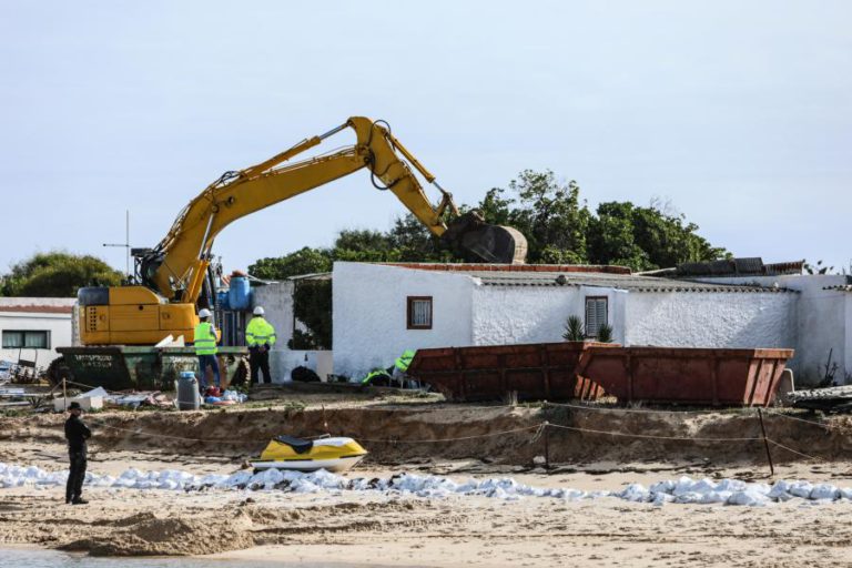 DERRUBE DE ÚLTIMAS 14 CASAS ENCERRA CICLO DE DEMOLIÇÕES NA RIA FORMOSA