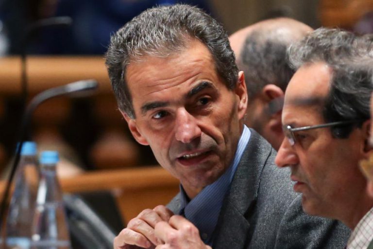 NOVO PROGRAMA PARA FORMAÇÃO DE DESEMPREGADOS LICENCIADOS EM TECNOLOGIAS DE INFORMAÇÃO