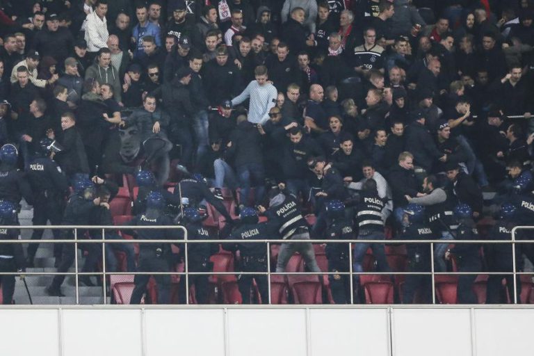 ADEPTOS DO AJAX ENTRAM EM CONFRONTOS COM A POLÍCIA ANTES DO JOGO COM O BENFICA