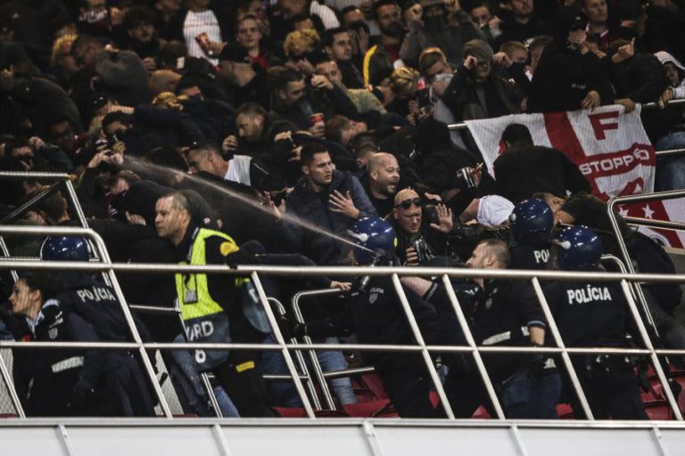 UEFA ABRE PROCESSO DISCIPLINAR A INCIDENTES NO JOGO ENTRE BENFICA E AJAX