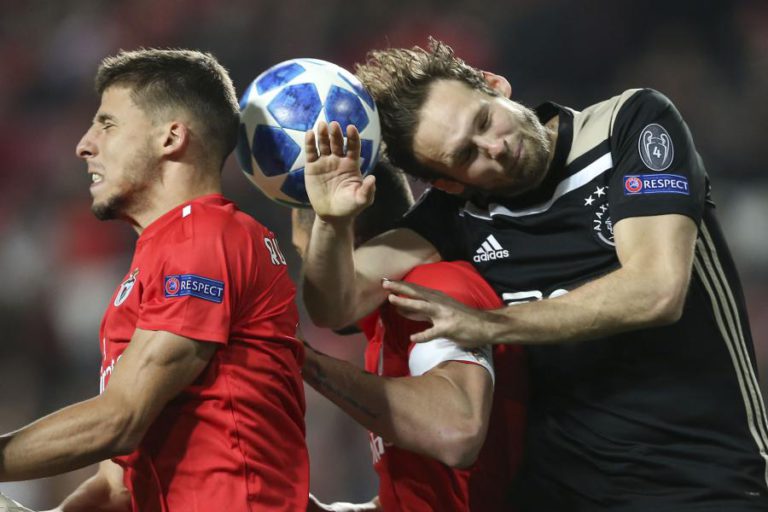 BENFICA EMPATA COM AJAX E COMPROMETE ‘OITAVOS’ DA LIGA DOS CAMPEÕES