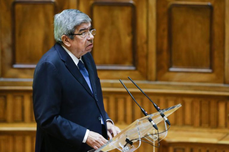 FERRO RODRIGUES CONVOCA PARTIDOS PARA DEBATER ‘PASSWORDS’ E VIAGENS DOS DEPUTADOS