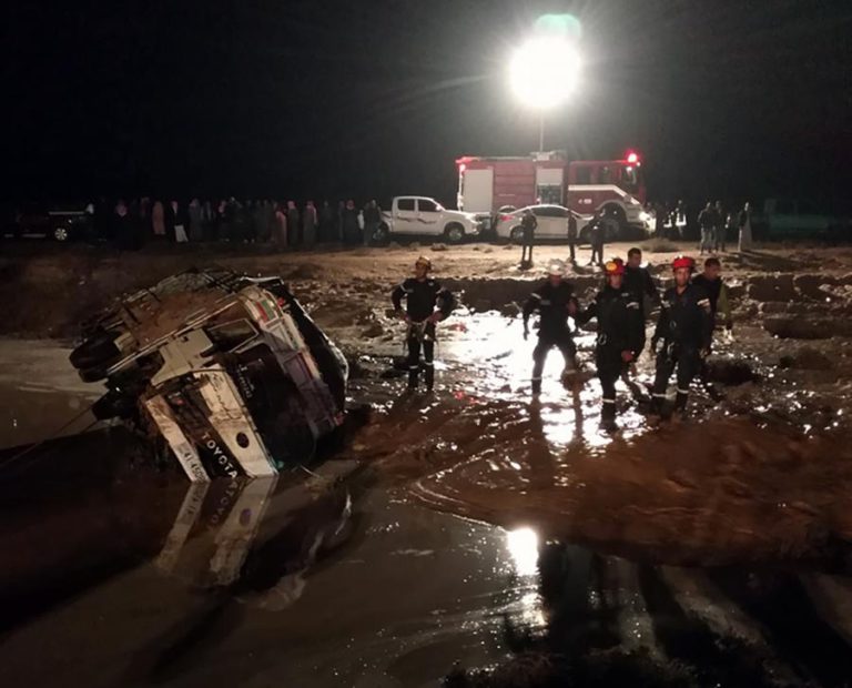 INUNDAÇÕES OBRIGAM A RETIRAR MILHARES DE TURISTAS DA CIDADE DE PETRA