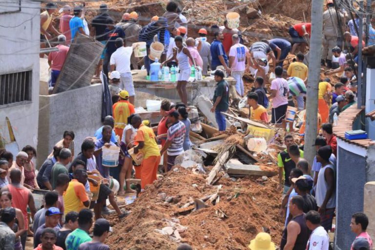 NOVE MORTOS E 11 FERIDOS EM DESLIZAMENTO DE TERRA NO RIO DE JANEIRO