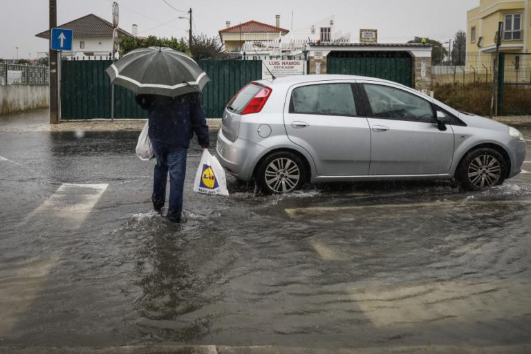 PROTEÇÃO CIVIL REGISTOU 472 OCORRÊNCIAS ATÉ ÀS 16:00, CERCA DE METADE EM LISBOA DEVIDO AO MAU TEMPO