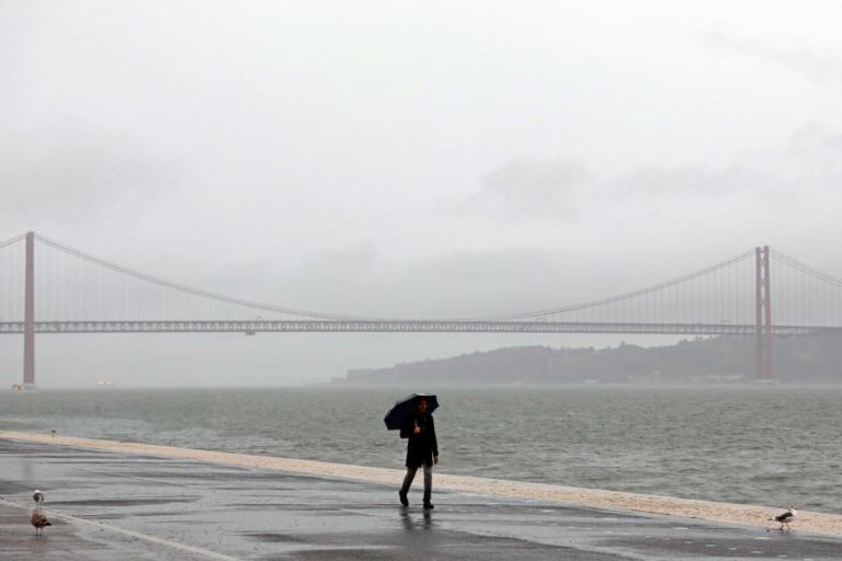 CHUVA E VENTO FORTES A PARTIR DO INÍCIO DA NOITE DE HOJE