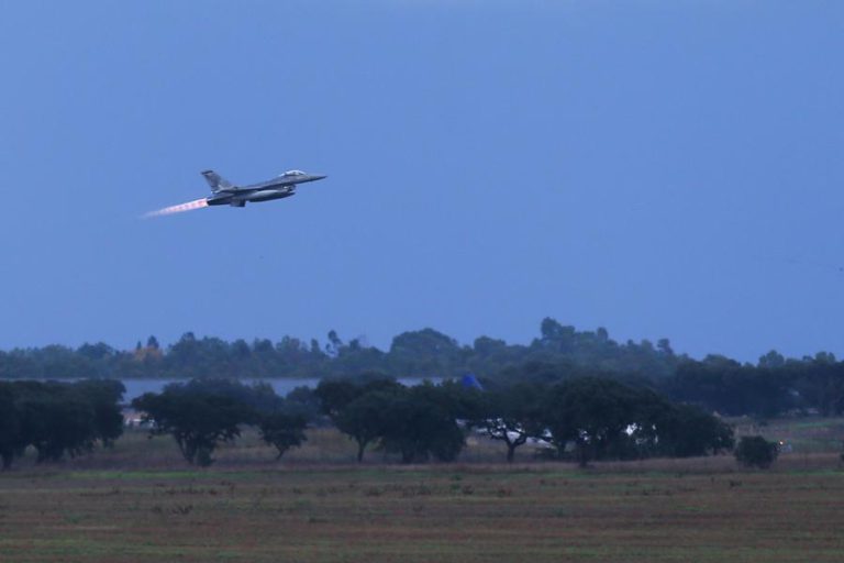 GOVERNO REALÇA ATERRAGEM EM SEGURANÇA DE AVIÃO EM EMERGÊNCIA COM F-16 E PRONTIDÃO DA MARINHA