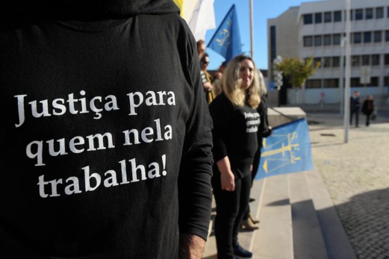 ADESÃO À GREVE DOS FUNCIONÁRIOS JUDICIAIS RONDA OS 95%