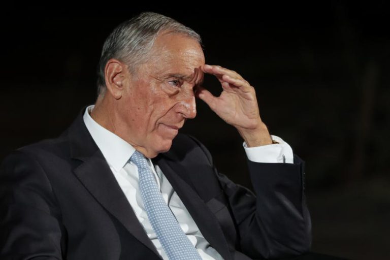 PRESIDENTE E PERSONALIDADES DE ESQUERDA E DIREITA NO VELÓRIO DE GENERAL LOUREIRO DOS SANTOS