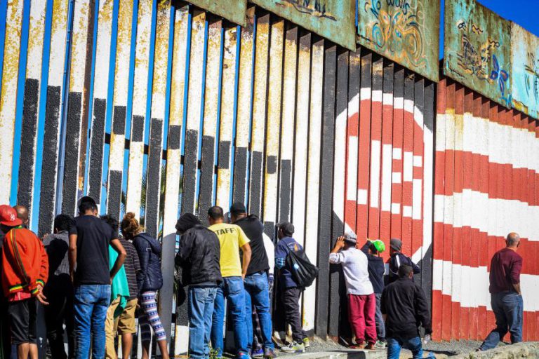 MAIS DE 1.500 MIGRANTES DA AMÉRICA CENTRAL JÁ CHEGARAM À FRONTEIRA DOS EUA