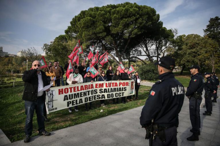 DUAS DEZENAS DE TRABALHADORES EM PROTESTO À PORTA DO CONGRESSO DO TURISMO