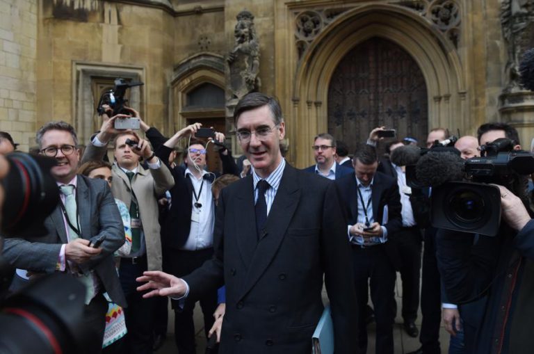 CONSERVADOR EUROCÉTICO CONFIRMA TER SUBSCRITO MOÇÃO DE CENSURA A THERESA MAY