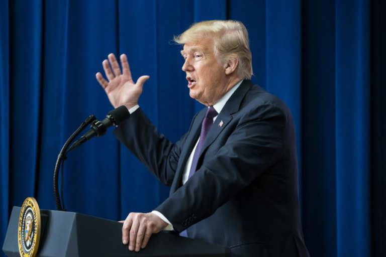 TRUMP MANIFESTA “TRISTEZA” AO VISITAR CIDADE CALIFORNIANA DE PARADISE DEVASTADA PELOS INCÊNDIOS