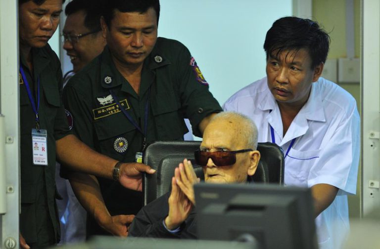 DOIS ALTOS DIRIGENTES KHMERS VERMELHOS CONDENADOS A PRISÃO PERPÉTUA POR GENOCÍDIO