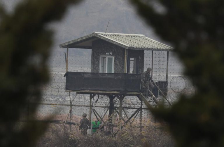 LÍDER NORTE-COREANO SUPERVISIONA TESTES DE NOVA ARMA