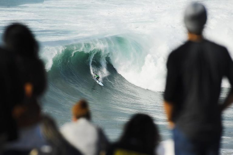 MILHARES DE PESSOAS VIBRARAM COM ‘SHOW’ DE SURF NA NAZARÉ