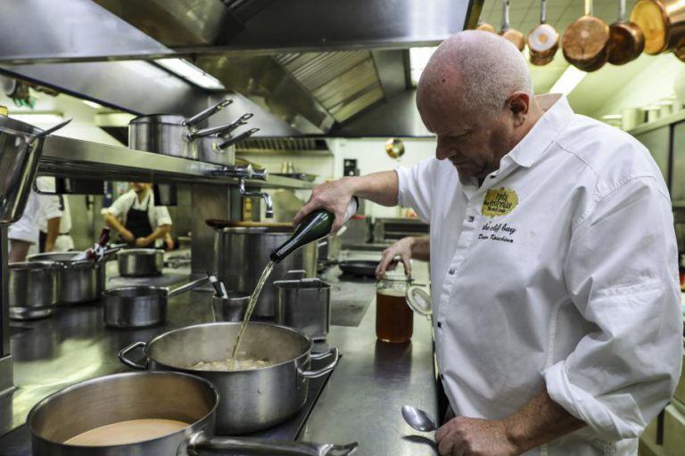 ‘CHEF’ JUSTIFICA LONGEVIDADE DO VILA JOYA NO GUIA MICHELIN POR ESTAR “NO PARAÍSO”