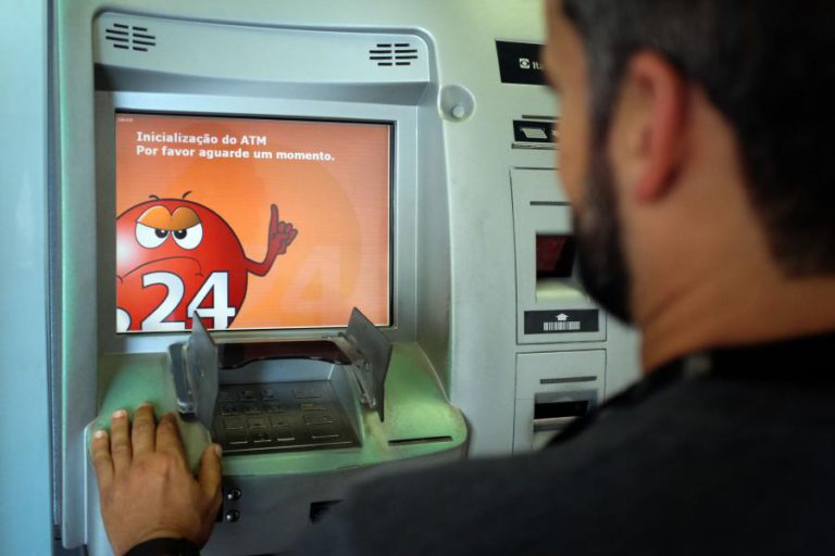 MOÇAMBIQUE TENTA VOLTAR A VIVER SEM CARTÕES BANCÁRIOS, MAS NEGÓCIOS RESSENTEM-SE