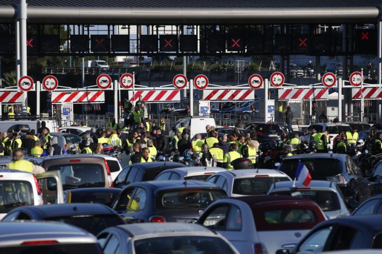 MOVIMENTO “COLETES AMARELOS” PROMETE BLOQUEAR HOJE PARIS