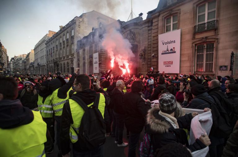 MAIS DE 400 FERIDOS NOS PROTESTOS DOS “COLETES AMARELOS” NO SÁBADO EM FRANÇA