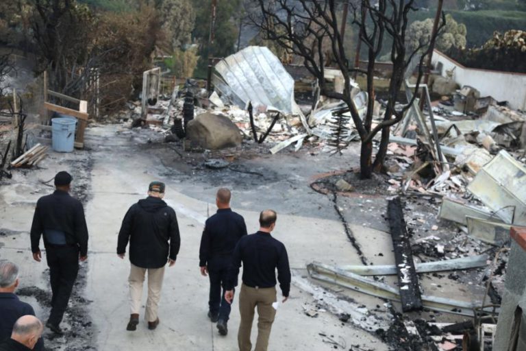 NOVO BALANÇO APONTA PARA PELO MENOS 76 MORTOS EM INCÊNDIO NA CALIFÓRNIA
