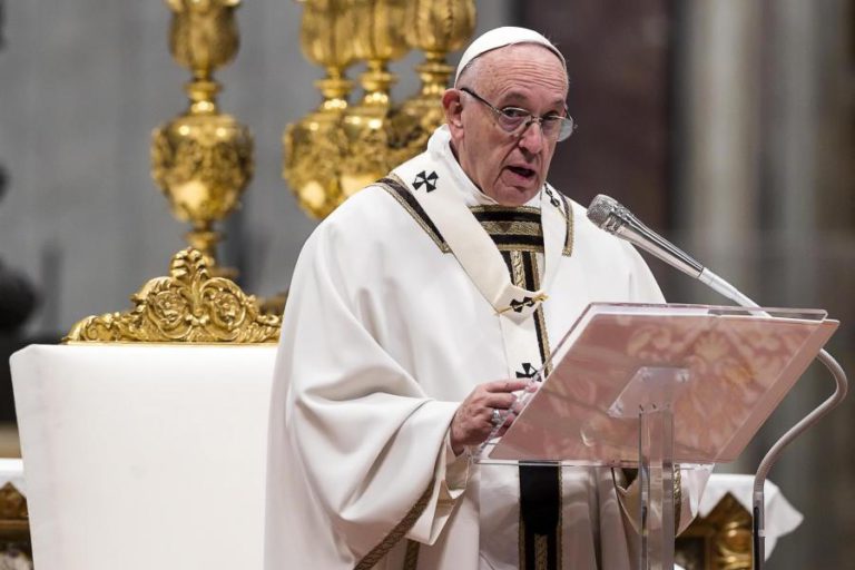 PAPA INCITA A QUE SE OUÇA O “GRITO DOS POBRES SUFOCADO PELO BARULHO DE ALGUNS RICOS”
