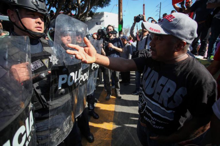 PROTESTOS EM TIJUANA CONTRA A CARAVANA DE MIGRANTES DA AMÉRICA CENTRAL